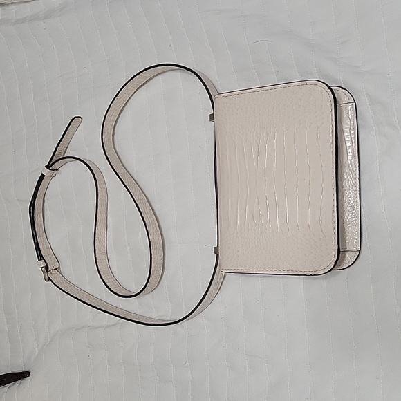 Guess Crossbody Purse - Picture 3 of 9